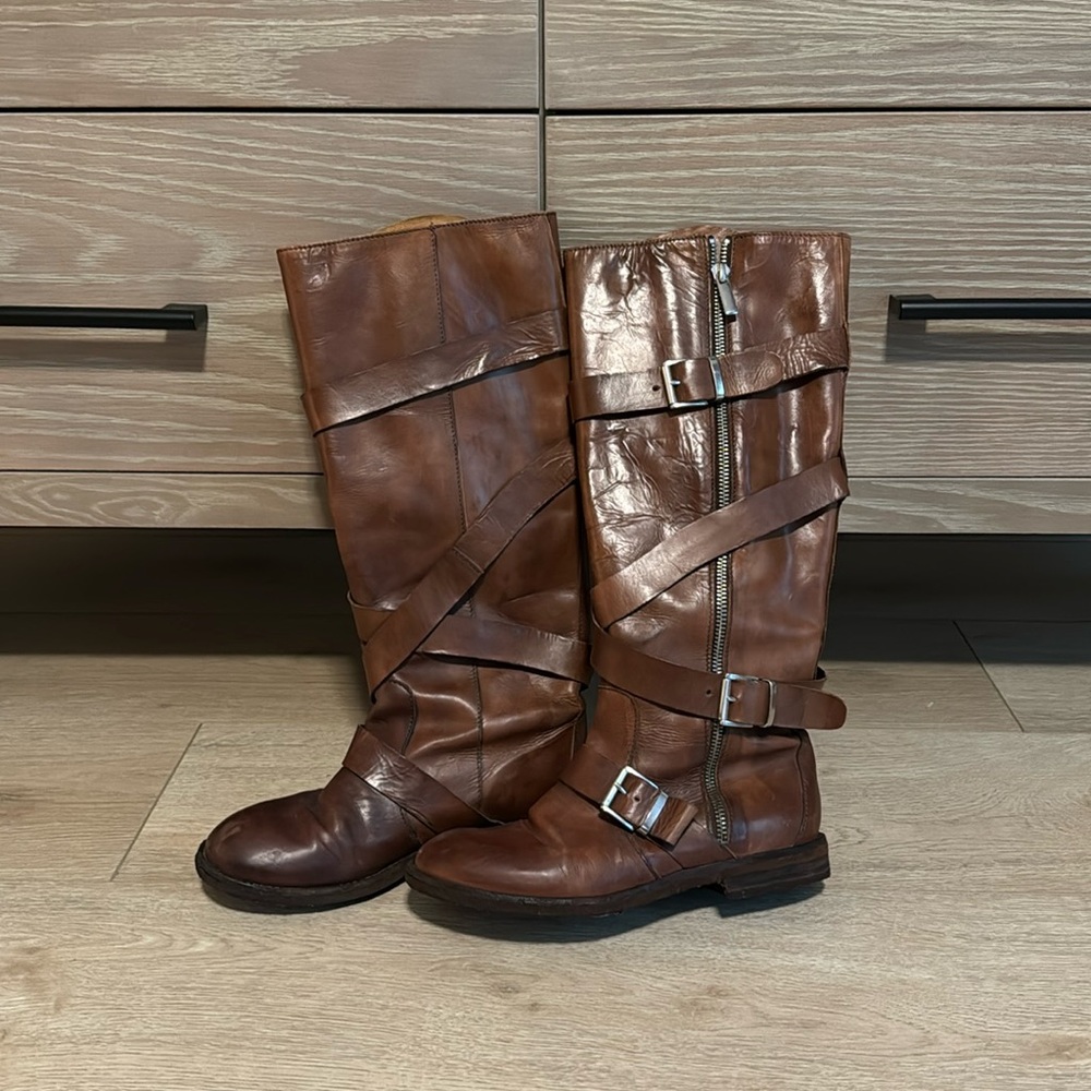 Real leather buckle boots.
